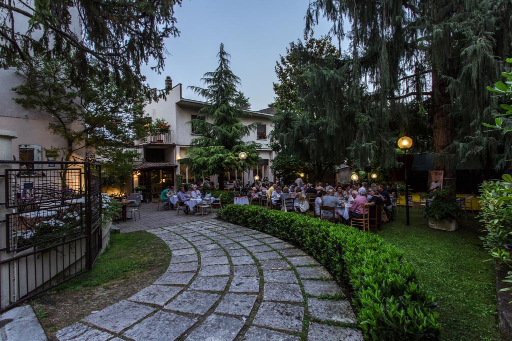 Albergo Locanda Cavallino Toscolano Maderno Exterior foto